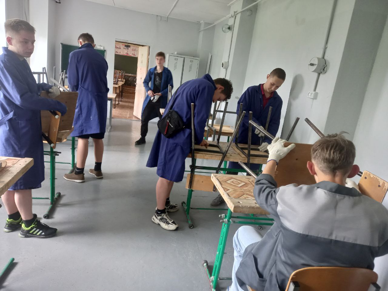 Трудовая бригада в работе.