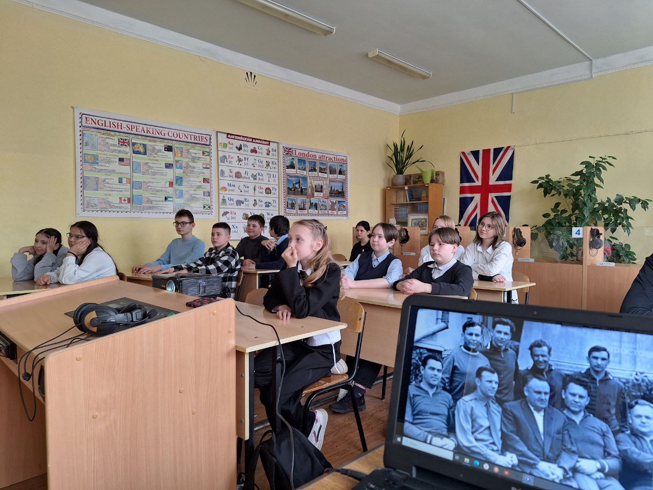 Классный час &amp;quot;Первые в космосе&amp;quot;.